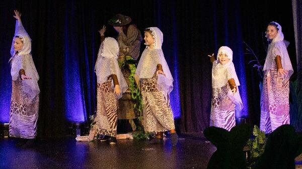 Unterm Holderbusch Theater-Kids des K3 Winterlingen – Bild: ©Jürgen Rieder