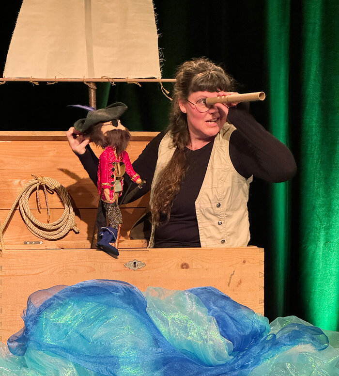 Puppentheater Kübel wie Eimer - Figurenspiel mit Anna-Lena Kübel – Bild: © Elke Hilzinger