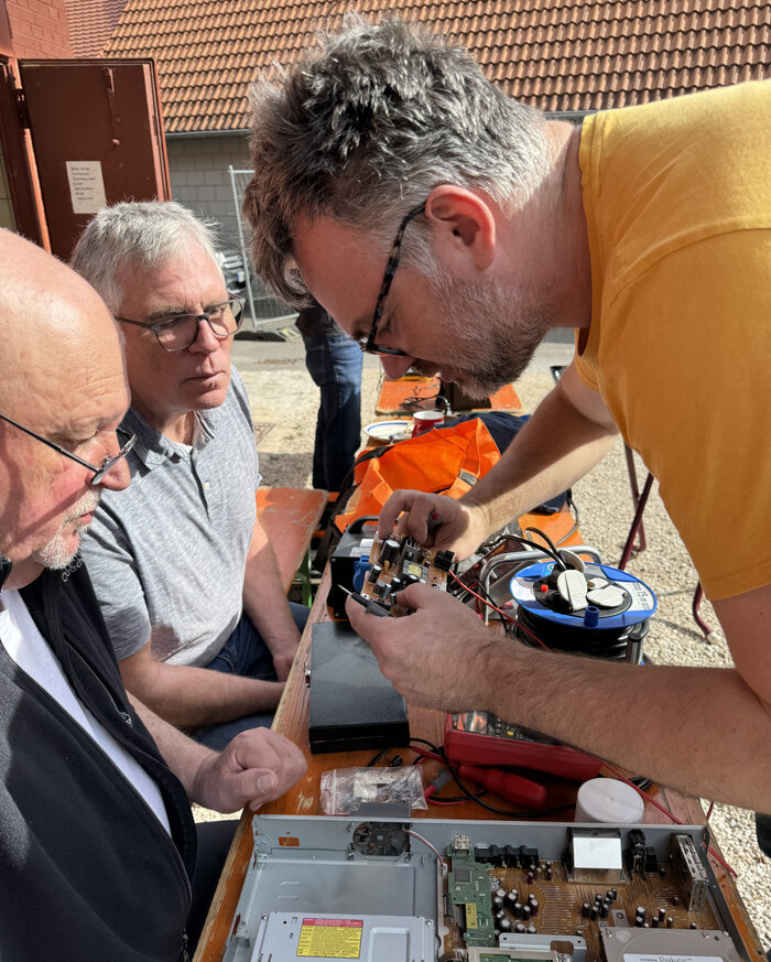 Repair-Café – Reparieren statt wegwerfen – Bild: © Elke Hilzinger